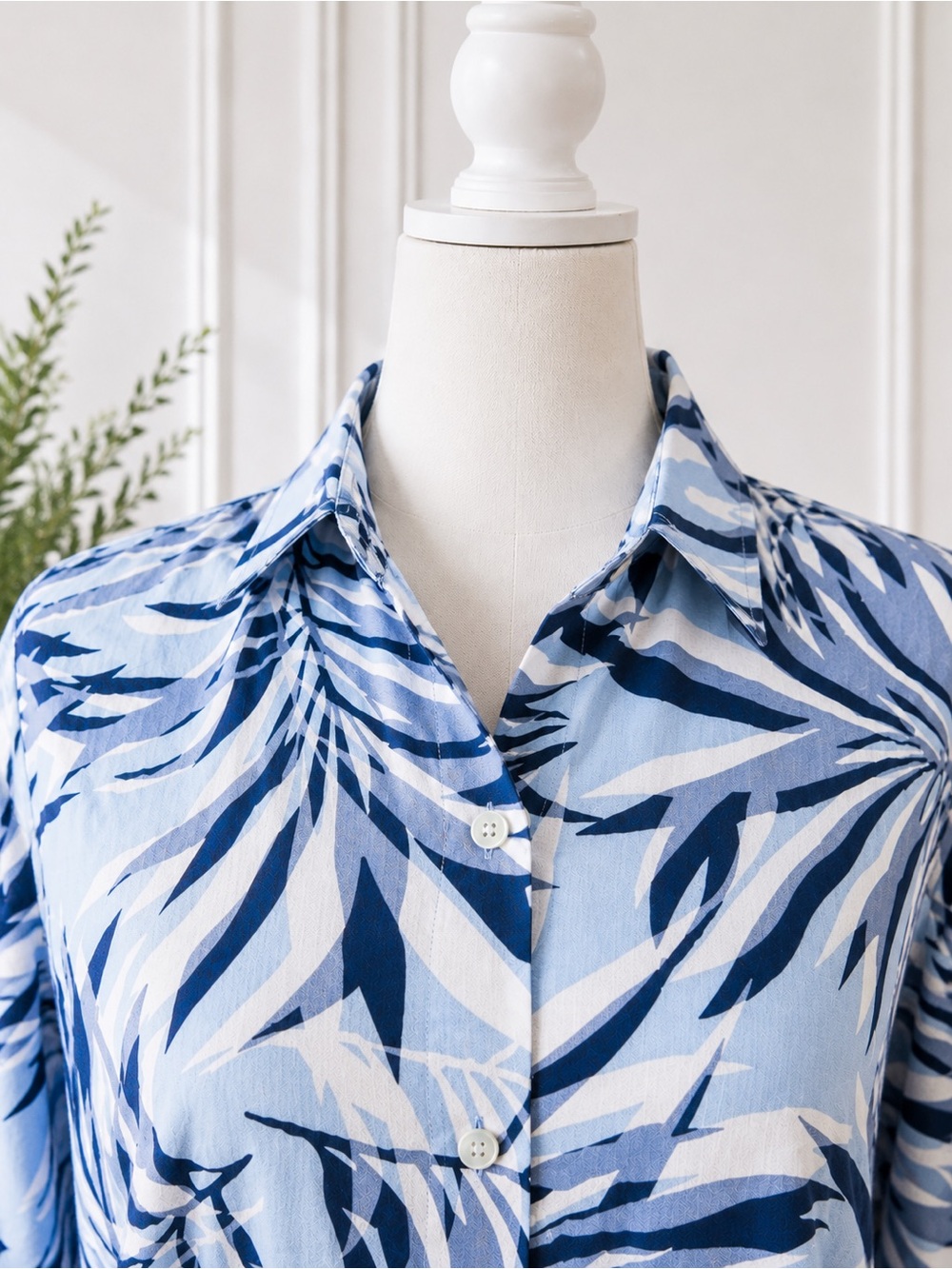 Liz Claiborne Blue Tropical Leaf Print Button-Front Blouse Size S - Picture 5 of 6